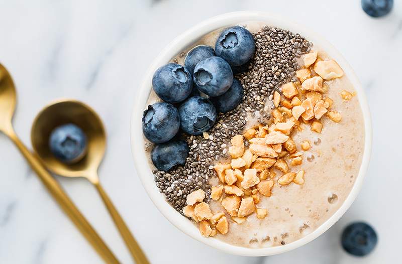 Peretasan memasak jenius ini membuat oatmeal rasa dasar, jauh lebih baik