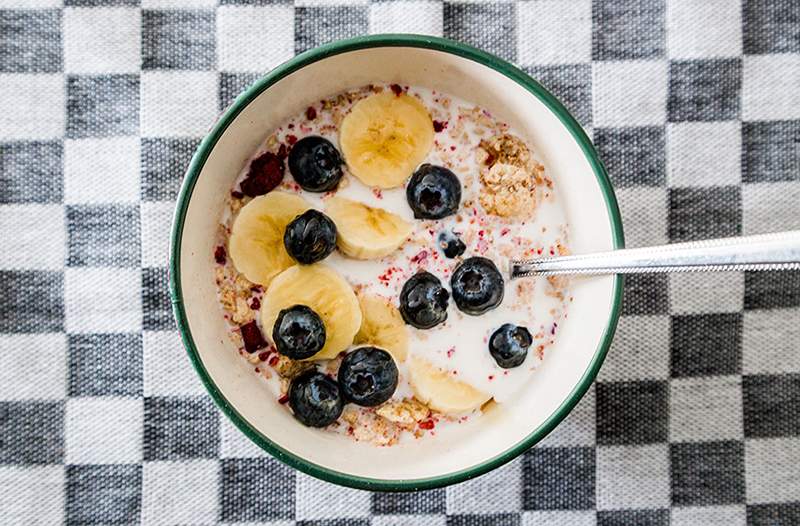 Chobani viene a la corona de Oatly con su nueva leche de avena