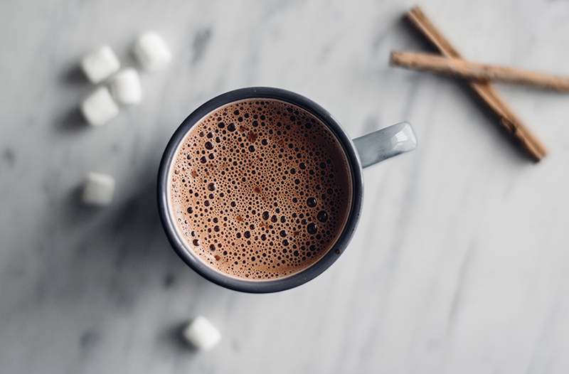 Avocado è l'ingrediente segreto in questa deliziosa cioccolata calda a base vegetale