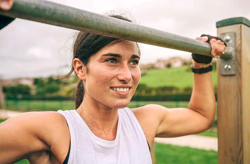 Kipping pull-ups * er ikke * snyder-men her er hvordan man gør dem korrekt