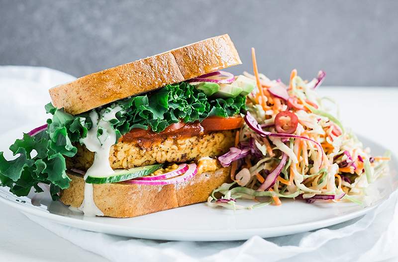 Disse 10 oppskriftene vil få deg til å ønske å spise proteinpakket tempeh hver dag