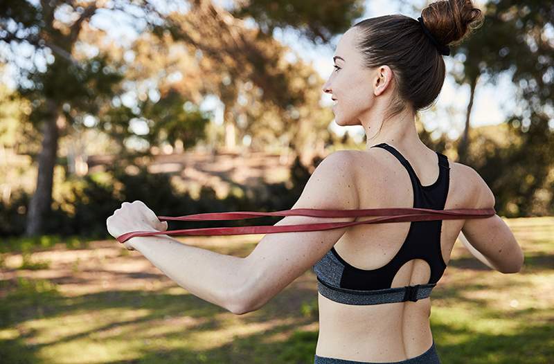 Latihan 25 menit ini menyisir lengan dan perut Anda tanpa mengangkat satu dumbbell tunggal