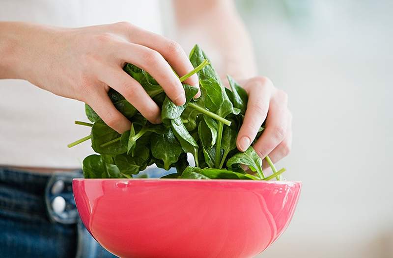 El truco más fácil para devolver la vida de sus verduras de ensalada marchita