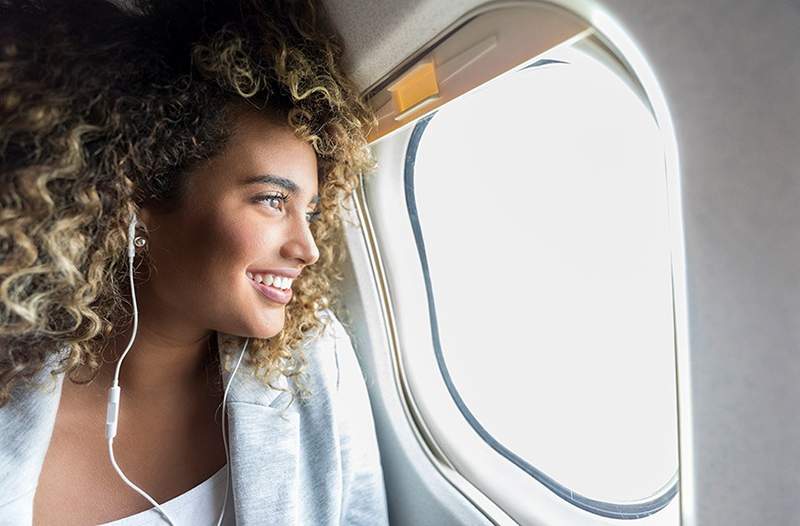 Un experto en gérmenes explica exactamente cuán asqueroso es no ducharse después de un vuelo