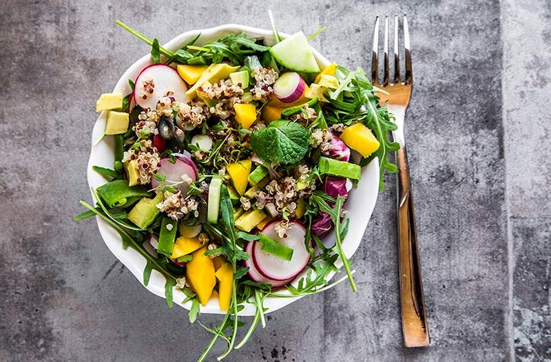 Salát z léta je quinoa a rukolou, podle GrubHub