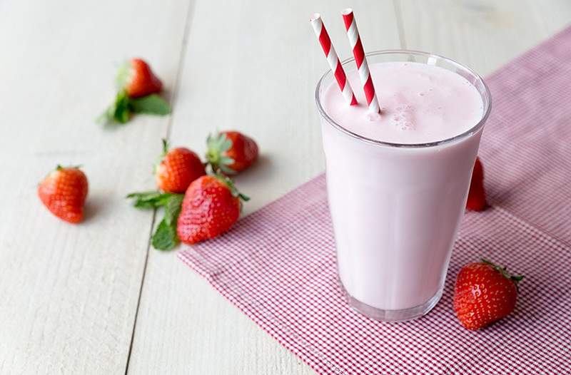 Este milkshake de morango sem laticínios recebe sua cremosidade de um ingrediente secreto