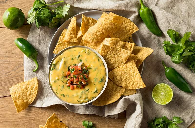 Hoe u een gezonde nacho-kaassaus maakt-omdat die chips niet zelf gaan eten