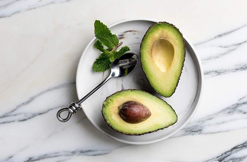 Je hebt slechts 3 ingrediënten nodig om deze romige gevulde avocado -snack van je dromen te maken