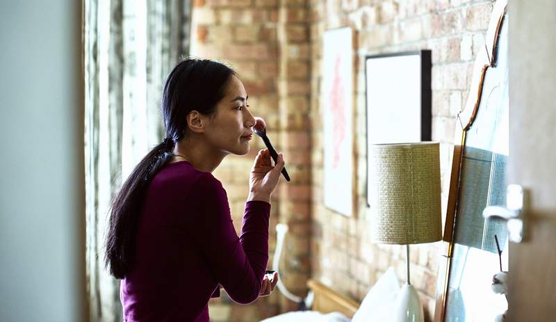 Ich habe trockene, ekzematöse Haut, und dieser Make -up -Pinsel ist die einzige, die meine Haut nicht reizt oder mich ausbricht