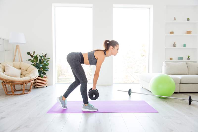 Cómo levantar pesas en casa, ya sea que sea un NewB de fitness o un profesional de entrenamiento de fuerza