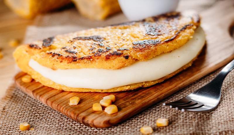 Queste facili cachapas di mais venezuelane sono la colazione più deliziosa e ricca di proteine