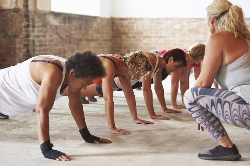 Het goed beheersen van de plank geeft u in slechts één beweging een full-body-training