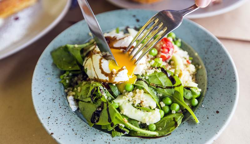 Ta Eggy Quinoa Bowl je napolnjena s koristmi za zdravje srca, črevesja in možganov (in za zaslužek stane 1 USD)