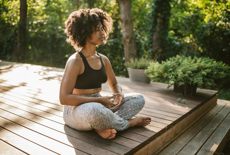 Ik ben een yoga -leraar, en dit zijn de 4 poses die ik tik om vakantiestress te verlichten