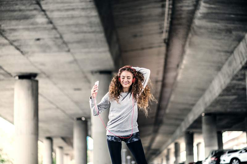 Deze 15 minuten durende danser ABS-training is net zo moeilijk als planking maar zoveel leuker