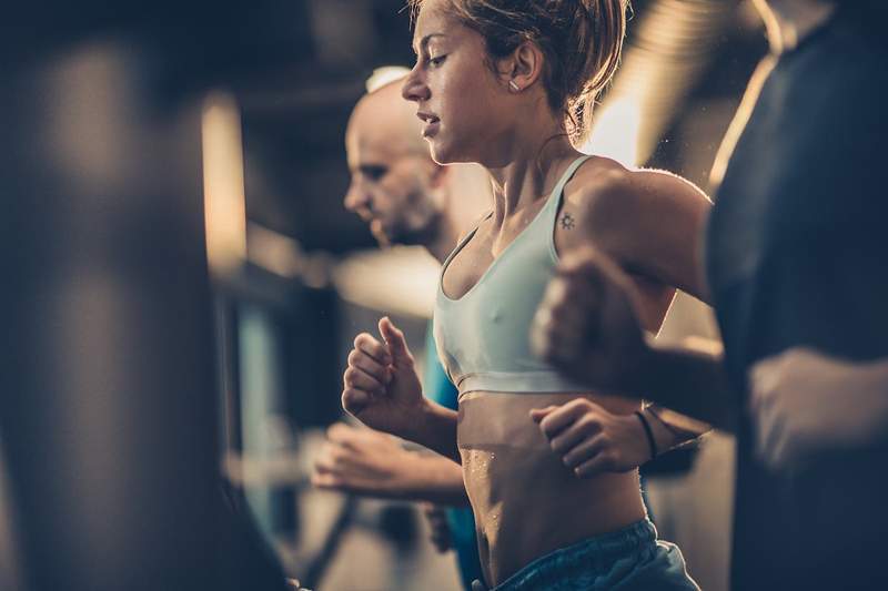 La cinta de correr curva hace que correr sea un 30 por ciento más difícil