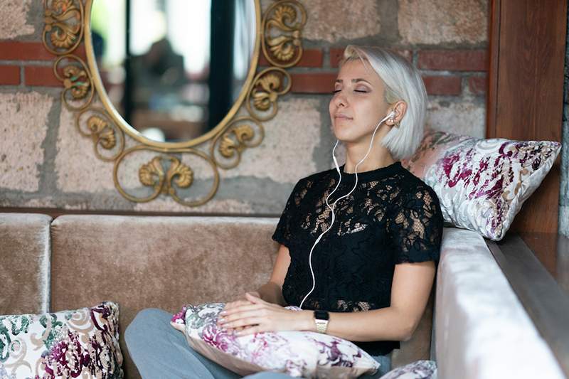 Bu ücretsiz iki dilli rehberli meditasyonlar, İngilizce ilk diliniz değilse, uygulamanızı ortadan kaldırmaya yardımcı olacaktır