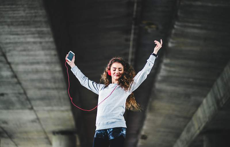 Този домашен Dance Cardio Sesh тайно укрепва по-ниския ви корем и коси