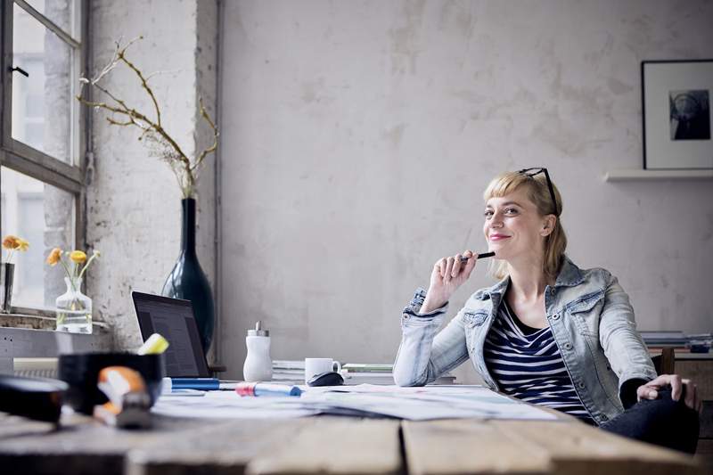 Dit zijn de absoluut slechtste manieren om aan uw bureau te zitten, volgens een fysiotherapeut