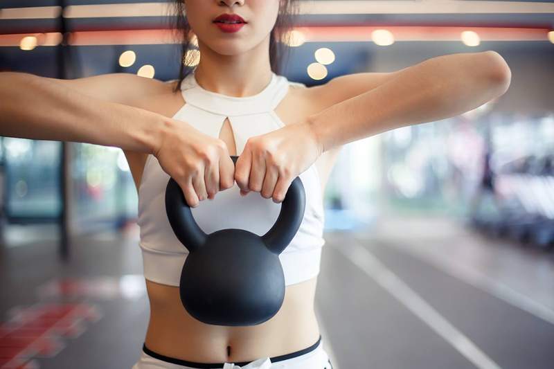 Dalam pertempuran antara kettlebells vs. Dumbbells, inilah yang akan menaik taraf peluh sesh anda