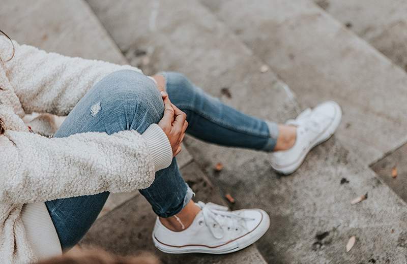 Un truco de bicarbonato de sodio que le devolverá la vida a tus zapatillas más malas