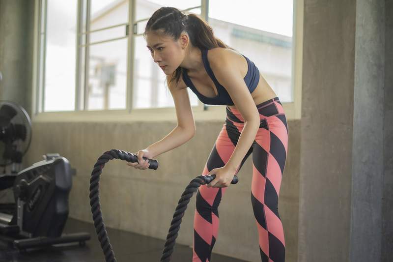 Latihan tali pertempuran adalah setara lengan berjalan di atas treadmill