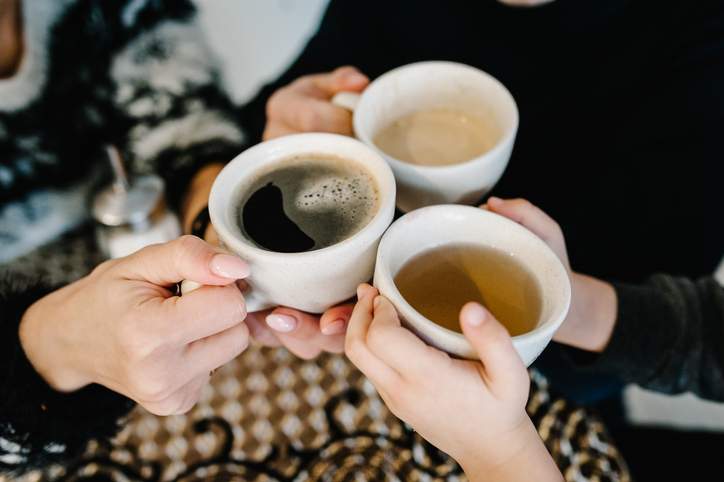 Hälsofördelarna med kaffe vs. Te hur de var och en ökar matsmältningen, livslängden och mer