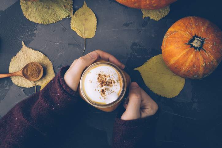 Šī gardā piena pārstrādes ķirbju garšvielu latte recepte pārraida ar pretiekaisuma ieguvumiem