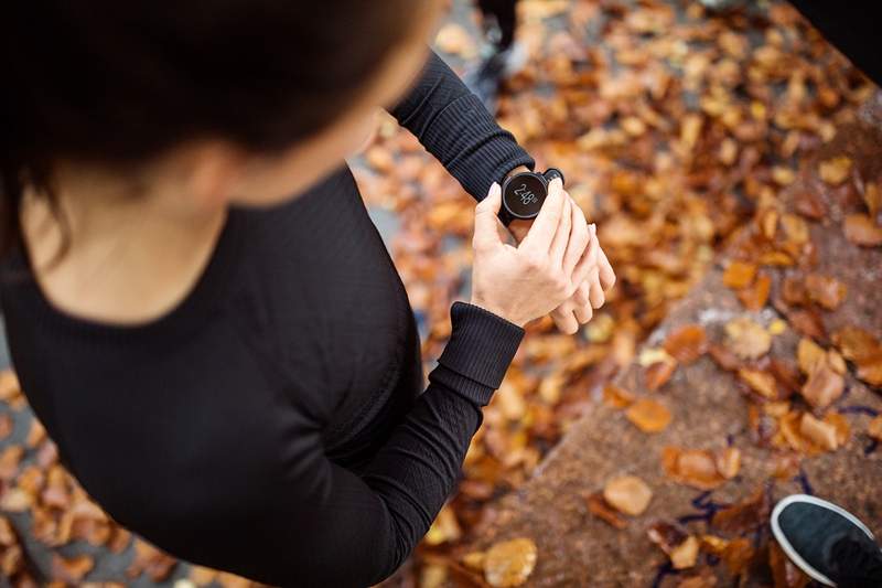 7 rastreadores de fitness à prova d'água tão bem que você estará cantando seus louvores (na chuva)