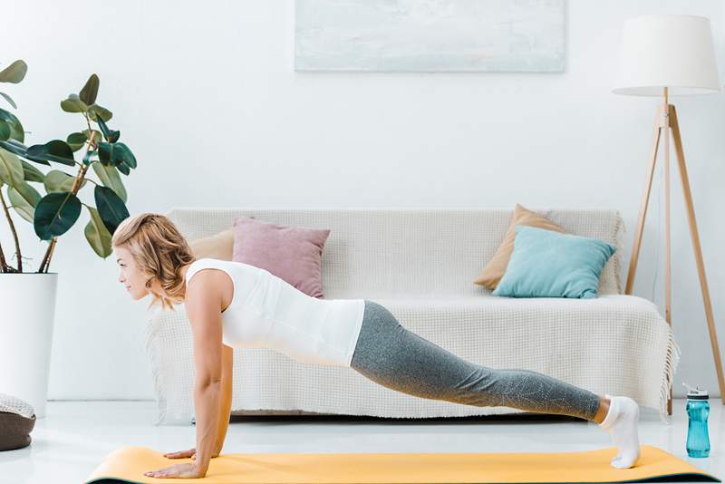 Ez a felszerelésmentes, apartmanbarát HIIT edzés megakadályozza a földszinti szomszédait, hogy utáljanak