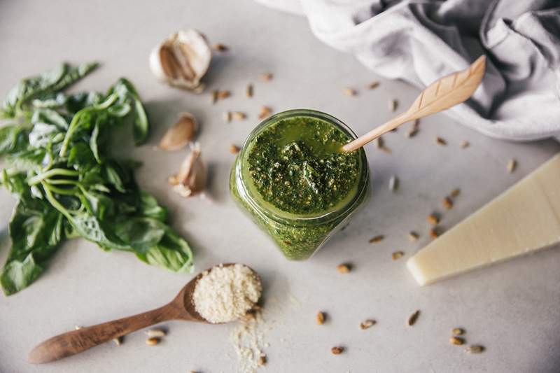 A maneira estranha, mas brilhante de preservar o pesto (porque o manjericão na temporada é muito precioso para desperdiçar)