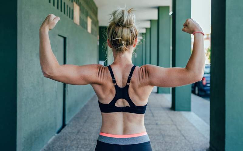 Cómo hacer ejercicio de cuerpo completo usando la máquina de extensión de cable en su gimnasio