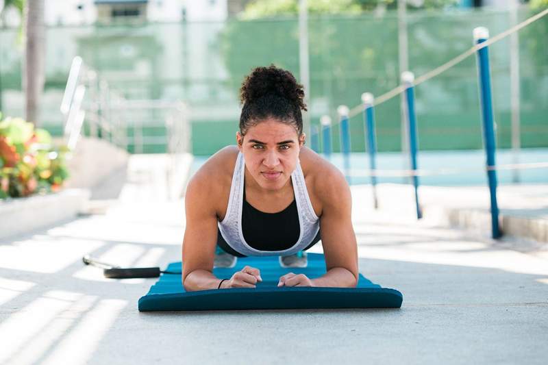 Cómo evitar que los músculos más fuertes compensen en exceso para los más débiles en su entrenamiento