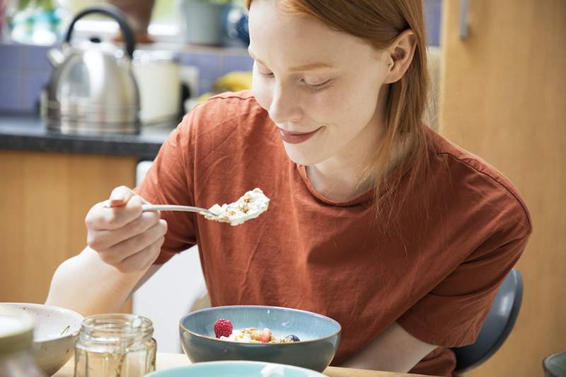 En dietist sätter slutligen debatten om att hälla eller röra i vätskan ovanpå din yoghurt