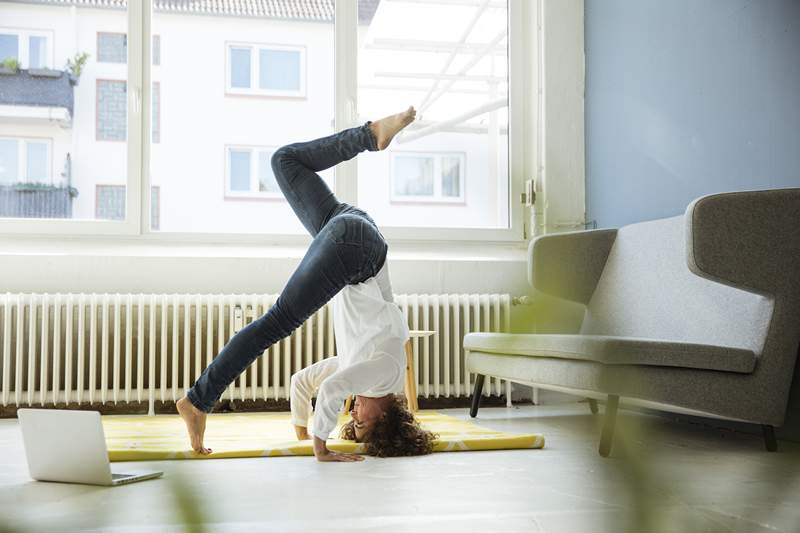 Urutan meningkatkan kekuatan yang akan membantu anda menguasai headstand yoga