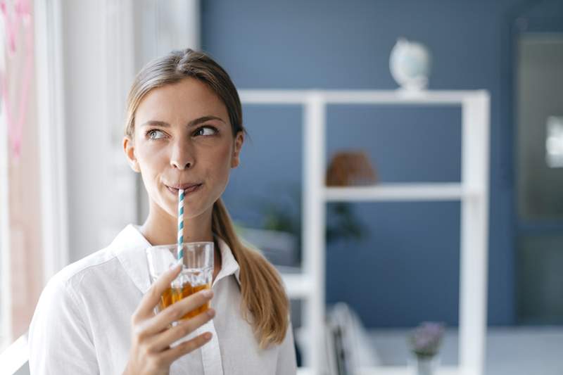 Skořicová voda je nápoj bohatý na antioxidanty, který je neuvěřitelně snadné vyrobit