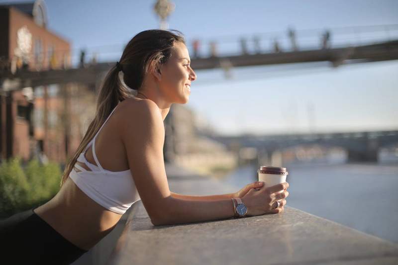 Jeder in meinem Fitnessstudio nippt Mitte des Trainings Kaffee, und Ernährungswissenschaftler haben mir gesagt, warum