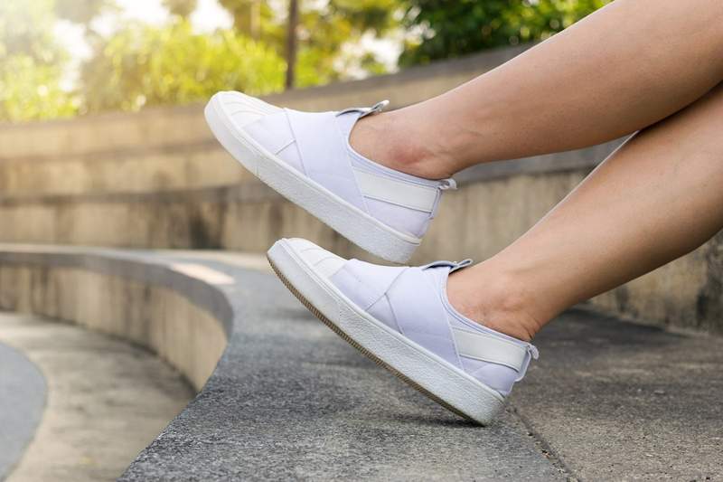 Más tarde, los cordones estas zapatillas de deporte deslizadas son la mejor amiga de una chica perezosa