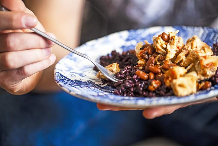 I prodotti colorati sono davvero nutrienti, ma non lasciamo cibi bianchi e marroni dalla conversazione di cibo sano