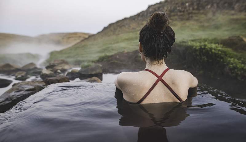 L'acqua di sorgente termica è l'ingrediente segreto in * Quindi * molti prodotti di cura della pelle francese, ciò che i dermi hanno da dire sui suoi benefici per la pelle