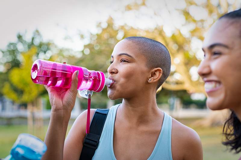 Het belangrijkste dat u fout krijgt over hydratatie, volgens een water sommelier en diëtist