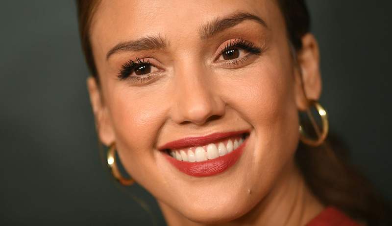 3 produk perawatan kulit di bawah $ 25 yang mulai digunakan Jessica Alba saat dia berusia 40 tahun