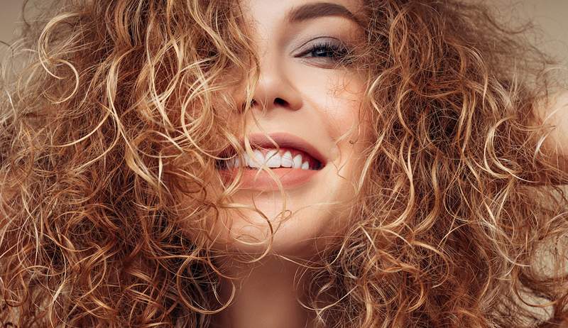 5 formas fáciles y aprobadas por el estilista de darle a incluso el cabello más plano y fino un impulso instantáneo de volumen