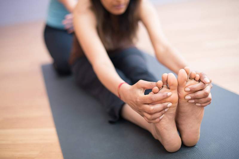 Estos 10 estiramientos de yoga te ayudarán a tus pies doloridos