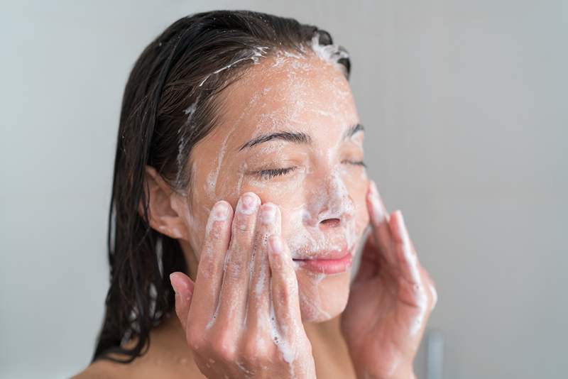 3 astuces de lavage du visage Nous devrions tous voler aux femmes françaises