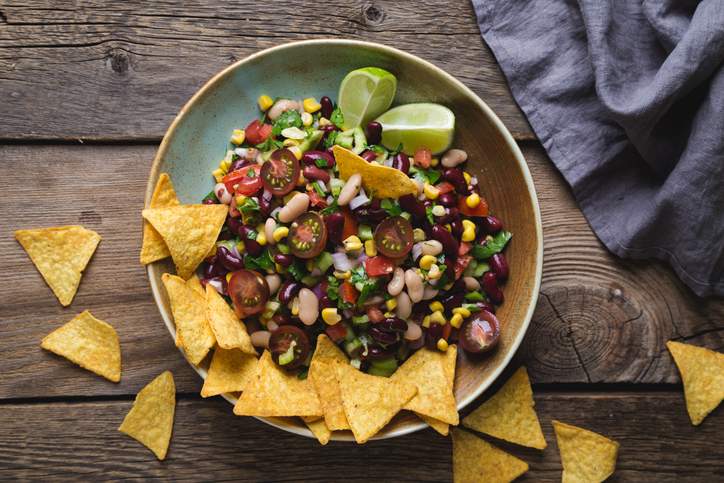 A 'Cowboy Caviar' az a gyulladásgátló, bél-egészséges snack, amelyet egész nyáron fogsz enni