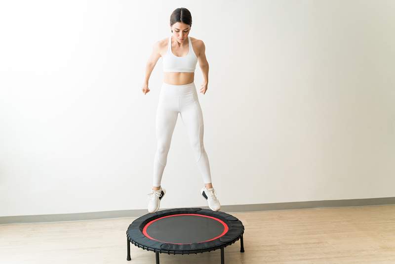 Denne $ 140 sammenleggbare trampoline vil gi deg en kardio og styrke trening på 30 minutter flat