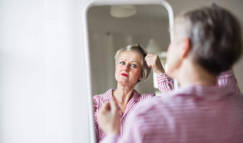 10 Dinge, die ein Dermatologe, Trichologe und Friseur niemals tun würde, das Haar niemals zu verdünnen würde