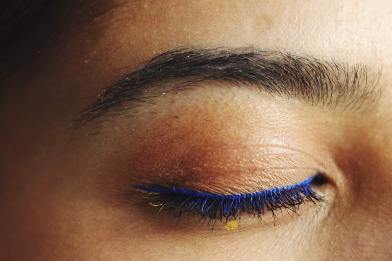 La raison sournoise de votre eye-liner imperméable ne reste pas en place