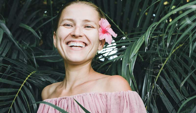 Hibiscus è noto come Botox della natura, ma è all'altezza dell'hype? I derm pesano una volta per tutte